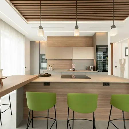 Opulent Retreat Manor דירה