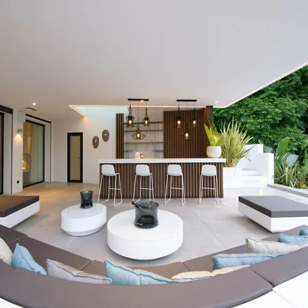 דירה Opulent Retreat Manor איביזה העיר